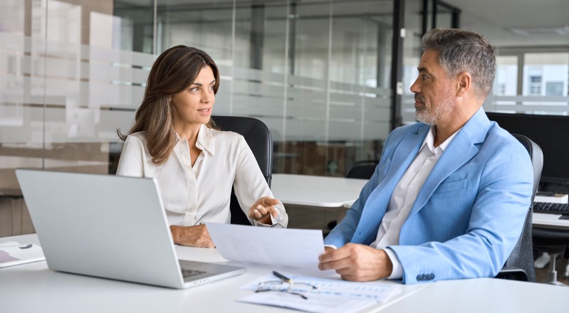 Empresarios analizando datos mediante la demanda sin restricciones.