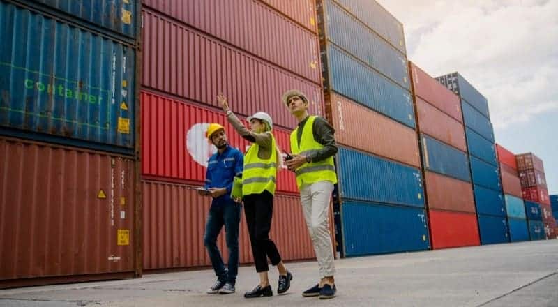 Trabajadores hablando sobre la gestión de la cadena de suministro.