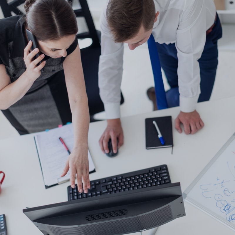 Directivos consultando el software de planificación para la cadena de suministro de su empresa.