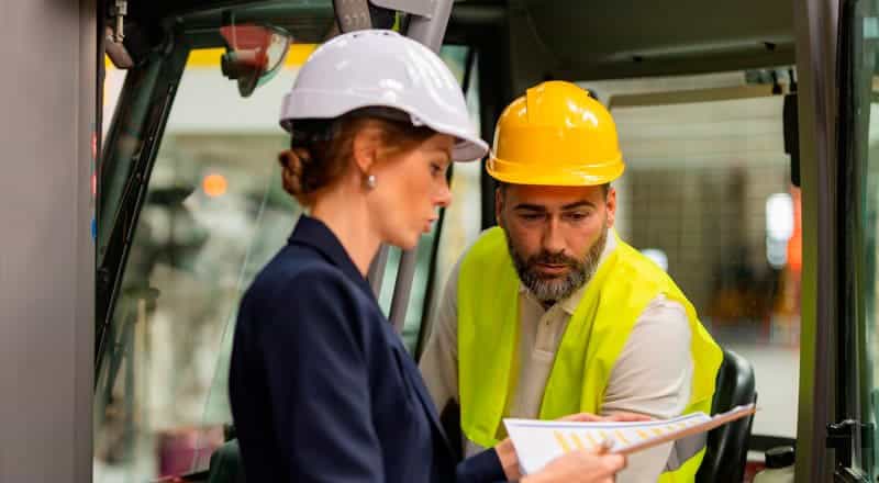 Empleados comentando los beneficios de la logística inversa.