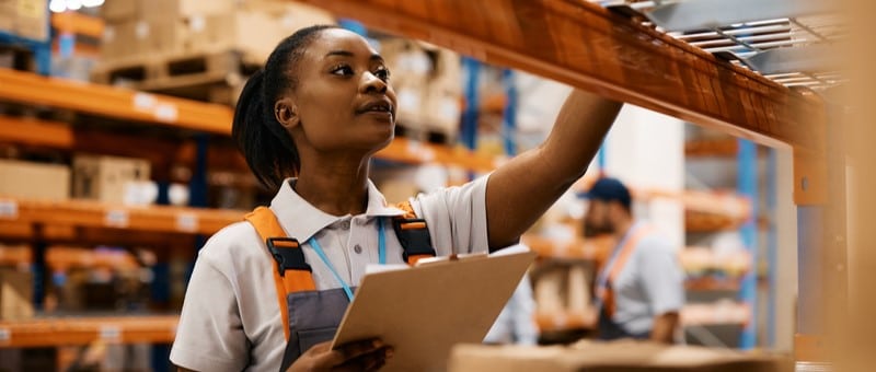 Empleada de almacén trabajando en la rotación de inventarios.