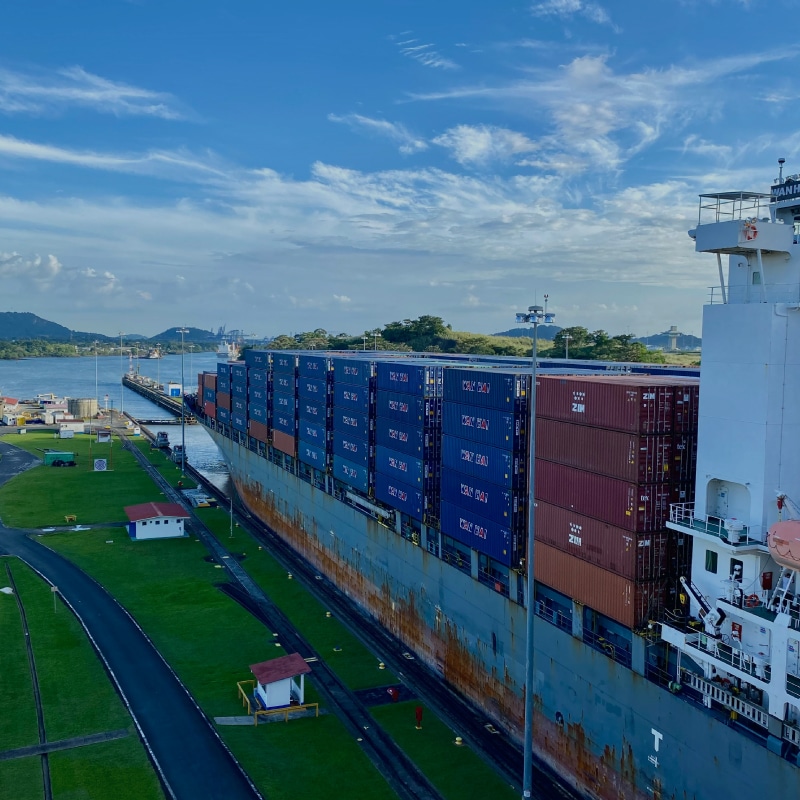 Barcos cruzando el Canal de Panamá en plena sequía.