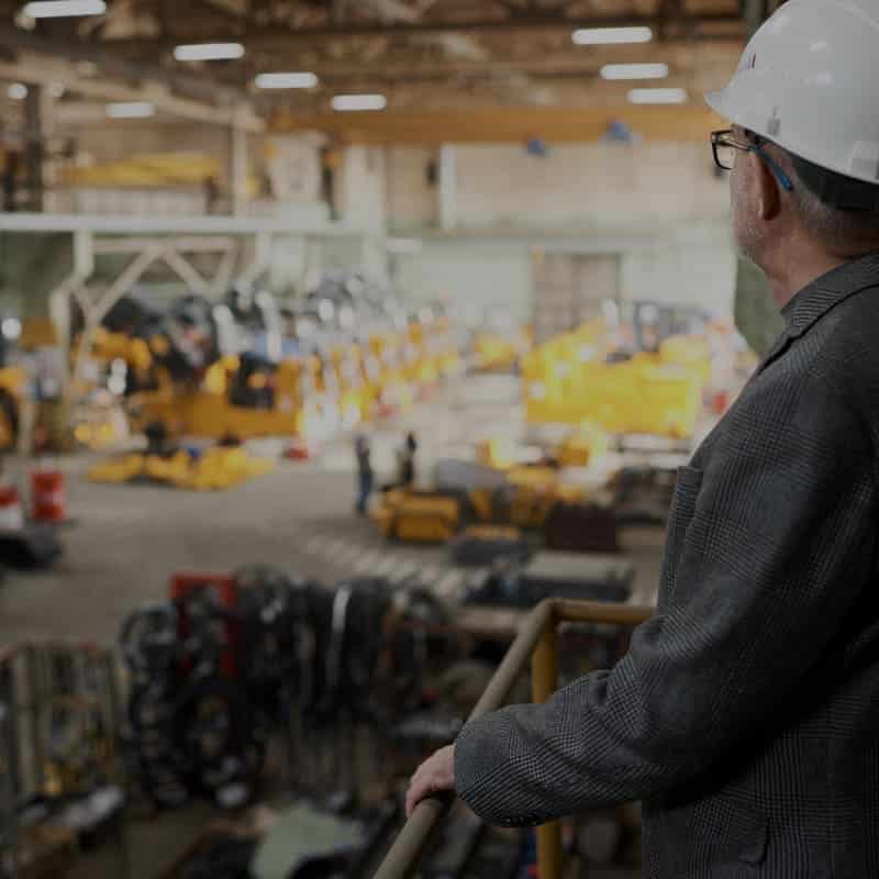 Ingeniero comprueba que el takt time se está respetando.