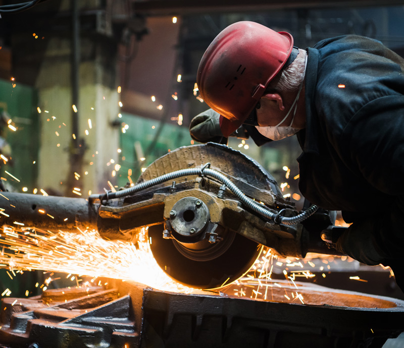 Empleado de Elesa trabajando en la fábrica