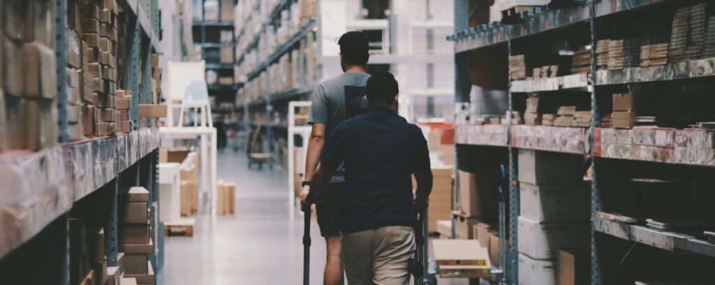 Operarios controlando el stock óptimo del almacén.