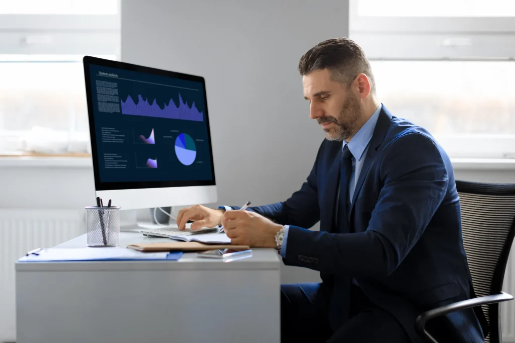 Directivo analizando los SKUs de su empresa.