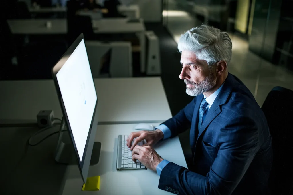 Dirigeant analysant l’intégration de l’ERP et du SCM.