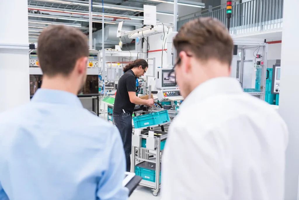 Calcolo dell’OEE con dati reali di produzione e formula standard.