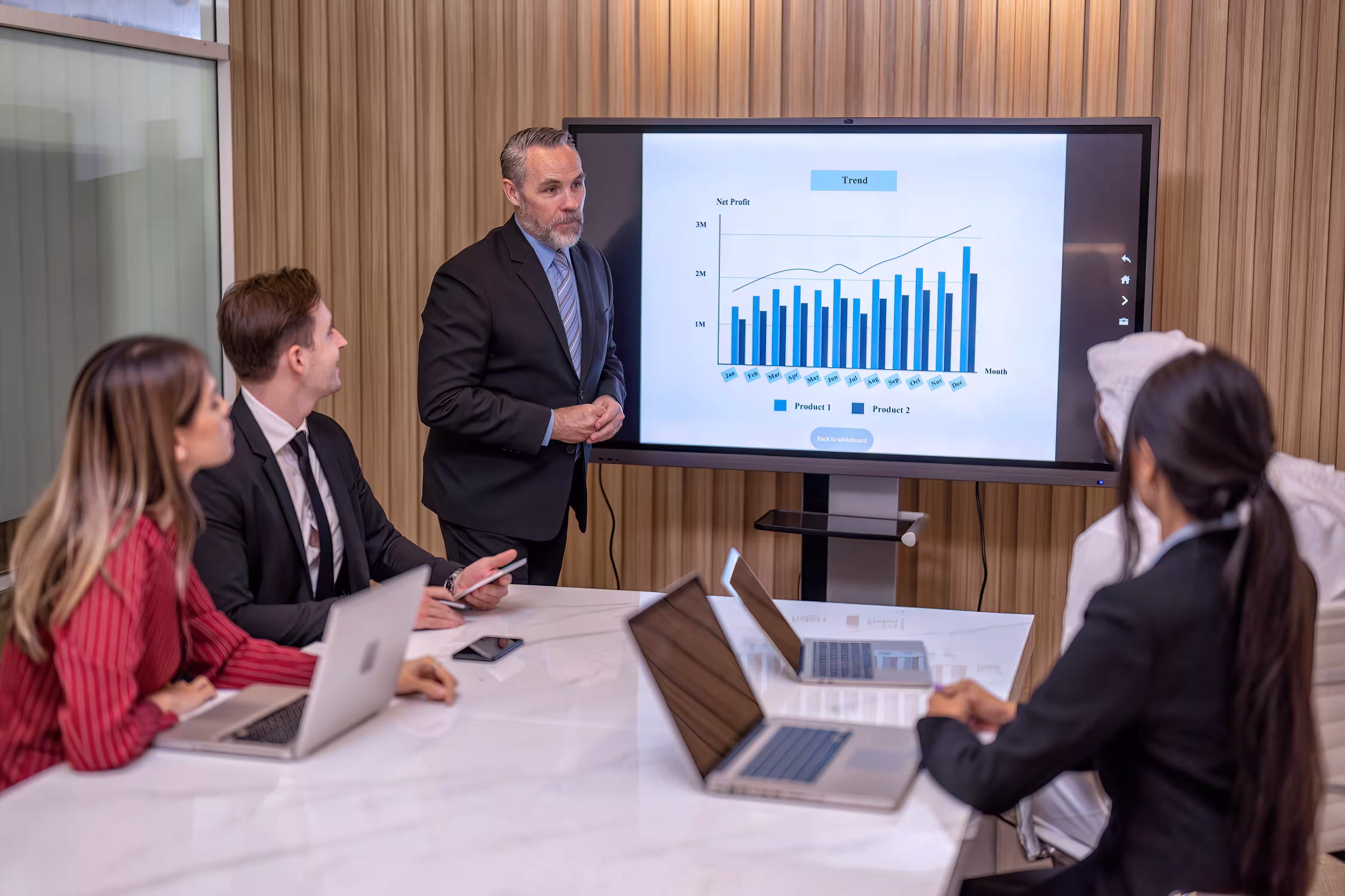 Équipe supply chain analysant un plan de lancement.