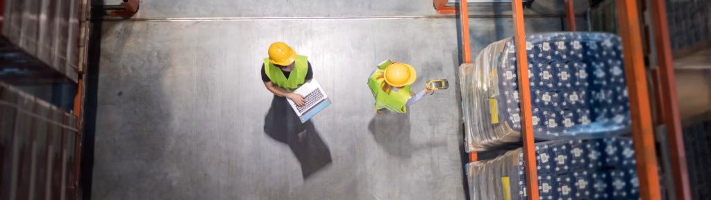 Personas revisando la trazabilidad inteligente en la empresa.
